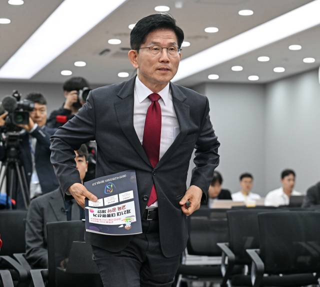 김문수 국민의힘 대선 후보가 15일 서울 여의도 중앙당사에서 열린 대한민국교원조합 제21대 대선 정책제안서 전달식에서 발언을 위해 단상으로 향하고 있다. 성형주 기자