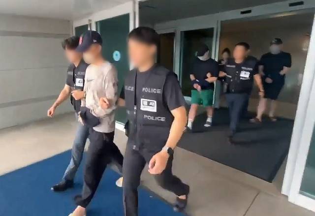 지난해 경찰이 베트남에서 사무실을 차려 국내 조직원들과 함께 모바일 스미싱 범행을 해온 해외 조직원 7명을 검거, 총책 등 3명을 인천국제공항을 통해 강제송환하고 있다. 사진 제공=경찰청