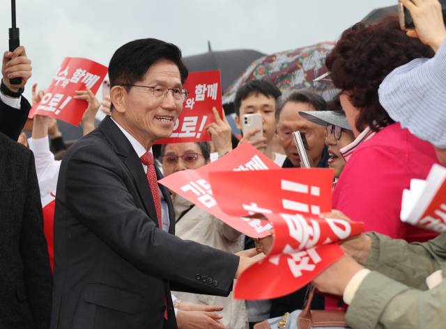 세종 국회의사당 이전 부지 방문한 김문수 후보 (세종=연합뉴스) 박동주 기자 = 국민의힘 김문수 대선 후보가 16일 세종 국회의사당 이전 부지를 방문, 지지자들과 악수하고 있다. 2025.5.16 pdj6635@yna.co.kr (끝) <저작권자(c) 연합뉴스, 무단 전재-재배포, AI 학습 및 활용 금지>