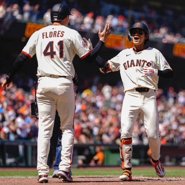 이정후(오른쪽)가 15일 홈런을 날린 뒤 플로레스와 하이파이브를 하고 있다. /사진=샌프란시스코 자이언츠 공식 SNS