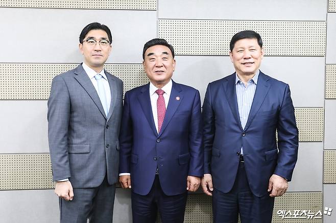 16일 울산문수야구장에서 티타임을 가진 이진만 구단 대표이사-김두겸 시장-허구연 KBO 총재(왼쪽부터). 울산, 박정현 기자