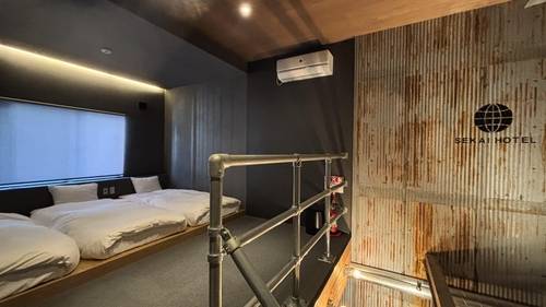옛 지물포 문을 열고 들어가면 만날 수 있는 '비밀 객실' (오사카=연합뉴스) 차대운 기자 = 일본 오사카 후세역 앞에 자리잡은 세카이 호텔의 객실. 지물포가 있던 2층 목조 건물을 리노베이션해 만들었다. 시장통에 있는 건물의 외관은 최대한 살리면서 건물 내부는 현대식 디자인으로 새단장했다. 2025.5.16
cha@yna.co.kr
(끝)