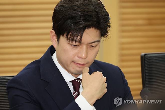 고민하는 김용태 비대위원장 (서울=연합뉴스) 김주성 기자 = 윤석열 전 대통령의 탈당을 권고한 국민의힘 김용태 비상대책위원장이 16일 서울 여의도 국회 의원회관에서 열린 'e스포츠 지역리그의 성공적 정착 및 발전을 위한 토론회'에서 잠시 생각에 잠겨 고민하는 표정을 짓고 있다. 2025.5.16 utzza@yna.co.kr