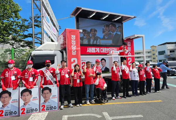 17일 오후 제주시민속오일시장 지원 유세에 나선 권성동 국민의힘 공동선거대책위원장. ⓒ제주의소리