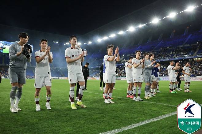 광주FC 선수들이 경기를 마친 뒤 팬들을 향해 박수를 치면서 인사를 전하고 있다. 사진=프로축구연맹