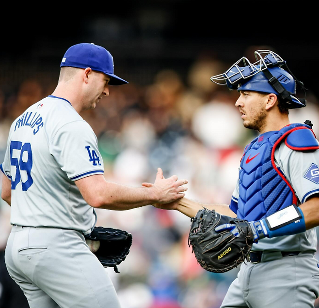 (베테랑 포수 오스틴 반스(오른쪽). 달튼 러싱 때문에 최근 지명할당됐다)