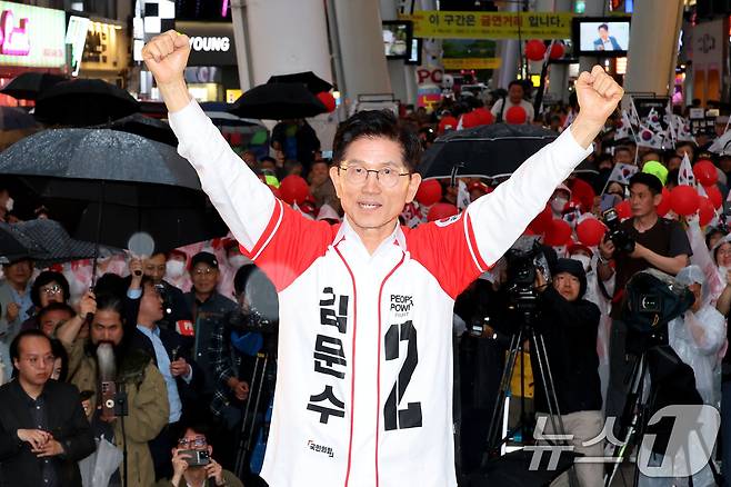 김문수 국민의힘 대통령 후보가 16일 오후 대전 중구 으능정이거리에서 가진 유세에서 두 팔을 들어보이고 있다. 2025.5.16/뉴스1 ⓒ News1 이광호 기자
