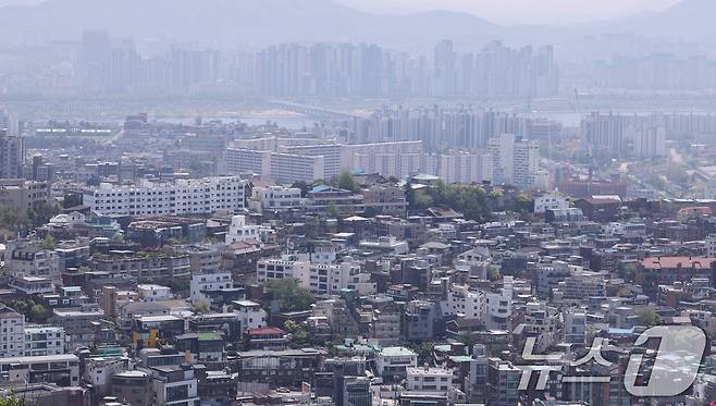 올해 1분기 서울 아파트와 연립·다세대(빌라) 등 주택 월세 비중이 분기 기준으로 역대 최대를 기록했다. 전셋값이 고공행진 하면서 금리 부담이 커진 데다, 전세 사기 후폭풍에 전세 기피 현상이 나타나서다. 2025.4.28/뉴스1 ⓒ News1 박지혜 기자