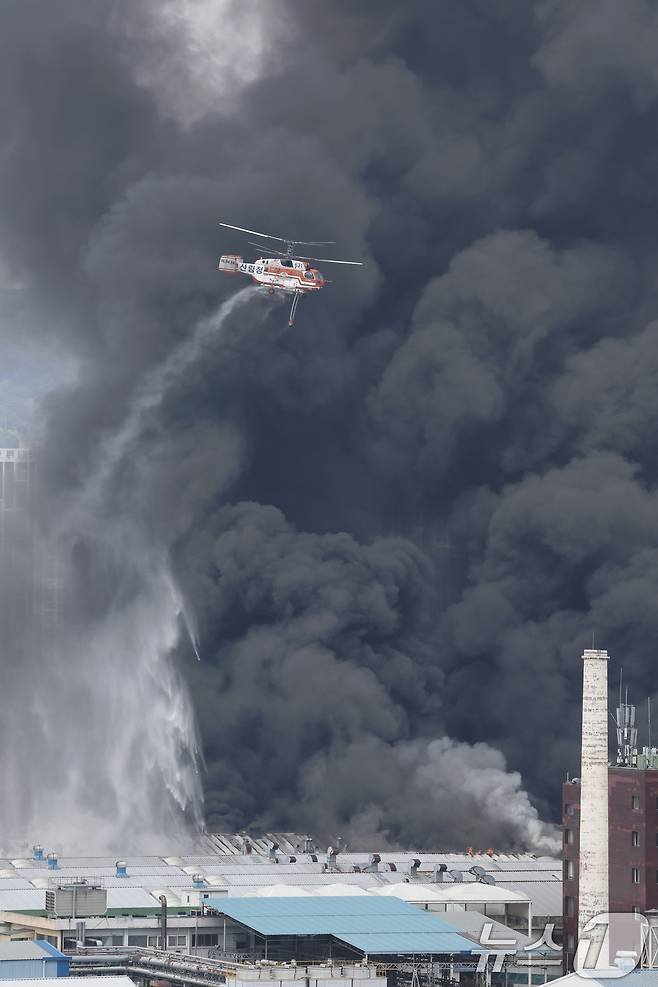 17일 오전 광주 광산구 소촌동 금호타이어 광장공장에서 화재가 발생해 소방당국이 소방헬기를 동원해 진화 작업을 하고 있다 2025.5.17/뉴스1 ⓒ News1 김태성 기자