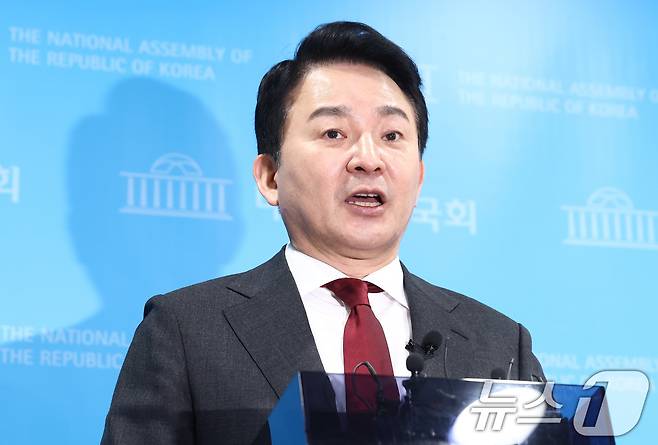 원희룡 전 국토교통부 장관이 12일 오전 서울 여의도 국회 소통관에서 헌법재판소의 윤석열 대통령 탄핵심판 불공정성 및 편향성 문제 관련 기자회견을 마치고 취재진 질의에 답변하고 있다. 2025.2.12/뉴스1 ⓒ News1 김민지 기자