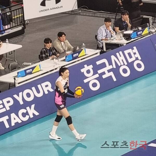 서브를 준비하는 김연경. ⓒ스포츠한국 김성수 기자