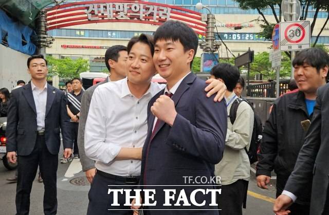 이준석 개혁시당 대선 후보가 15일 오후 서울 광진구 건대맛의거리에서 정장을 입은 한 시민과 기념 촬영을 하는 모습. /서다빈 기자