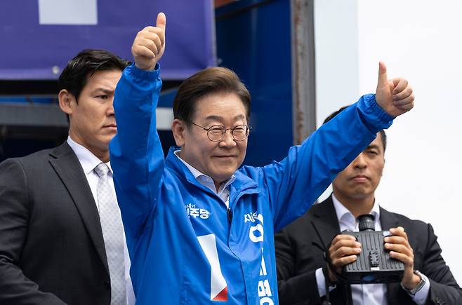 이재명 더불어민주당 대통령 후보가 17일 오전 전남 나주시 금성관망화루 앞에서 열린 유세에 입장하며 시민들을 향해 인사하고 있다. /뉴스1