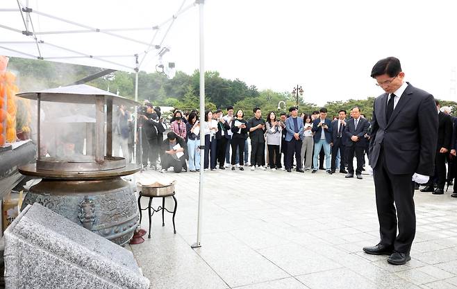 김문수 국민의힘 대통령 후보가 17일 광주 북구 국립 5.18 민주묘지를 찾아 참배하고 있다./뉴스1