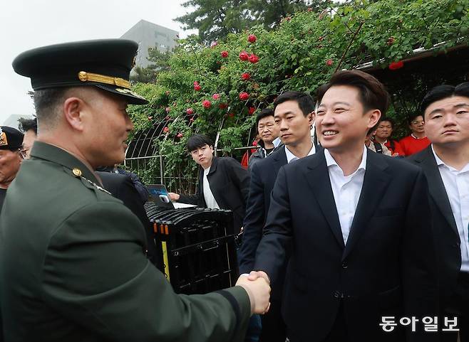 개혁신당 이준석 대선 후보(오른쪽)와 박정훈 전 해병대 수사단장이 16일 서울고등법원 앞에서 악수하고 있다.
송은석 기자 silverstone@donga.com