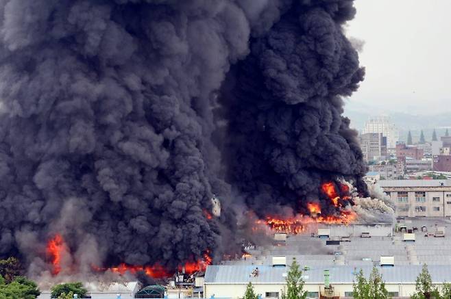0005133109_001_20250517150912054.jpg 한국경제)금호타이어 광주공장 대형 화재…공장 절반 \'전소 위기\'