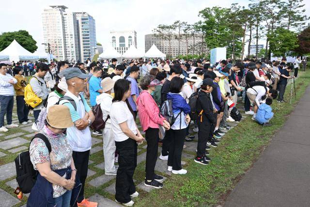 제491회 한국일보 거북이마라톤 '굿피플 발달장애인 인식개선을 위한 거북이마라톤'이 열리는 17일 오전 서울 중구 남산 백범광장에서 참가자들이 38년동안 거북이 마라톤을 진행해온 전 사회자 고 이상용에 대한 묵념을 하고 있다. 최주연 기자