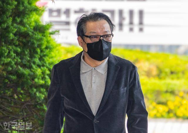 '건진법사' 전성배씨가 12일 불법 정치자금 수수 혐의 2차 공판기일에 출석하기 위해 서울 양천구 서울남부지법으로 들어가고 있다. 정다빈 기자