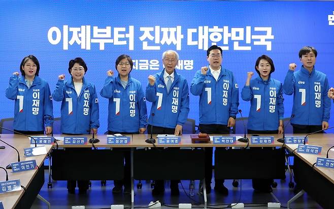 박찬대 더불어민주당 상임총괄선대위원장을 비롯한 야당 대표들이 14일 오전 서울 여의도 중앙당사에서 열린 중앙선거대책위원회의에서 더불어민주당 선거운동복을 입고 파이팅을 외치고 있다. 왼쪽부터 용혜인 기본소득당 대표, 김선민 조국혁신당 대표 권한대행, 정은경 총괄선대위원장, 윤여준, 박찬대 상임총괄선대위원장, 김재연 진보당 상임대표, 한창민 사회민주당 대표. /뉴시스