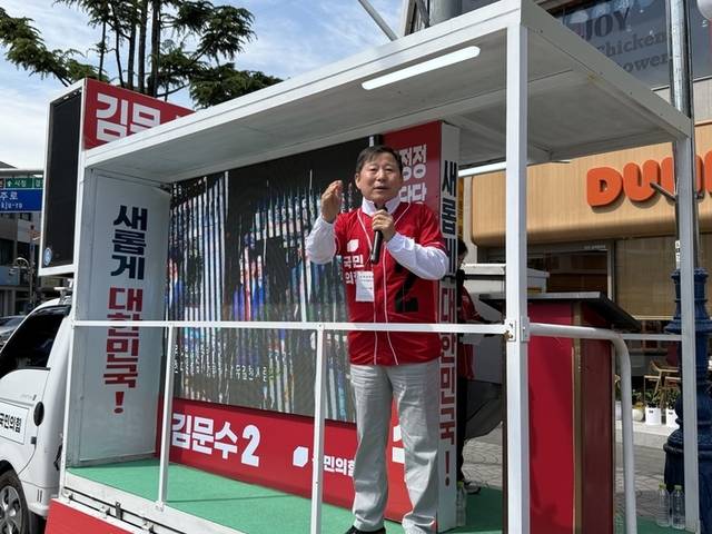 ▲ 이철규 국민의힘 강원도당위원장은 17일 삼척 우체국 앞 사거리에서 유세차에 올라 김문수 후부에 대한 전폭적인 지지를 호소하고 있다.