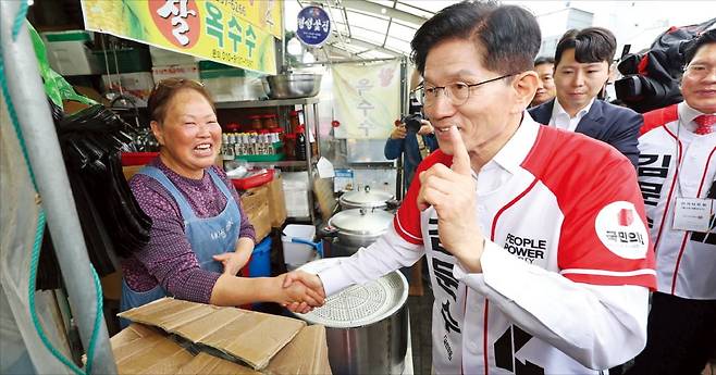 < 수원 전통시장 찾은 김문수 > 김문수 국민의힘 대선 후보가 16일 경기 수원시 지동시장에서 상인과 악수하고 있다. /연합뉴스