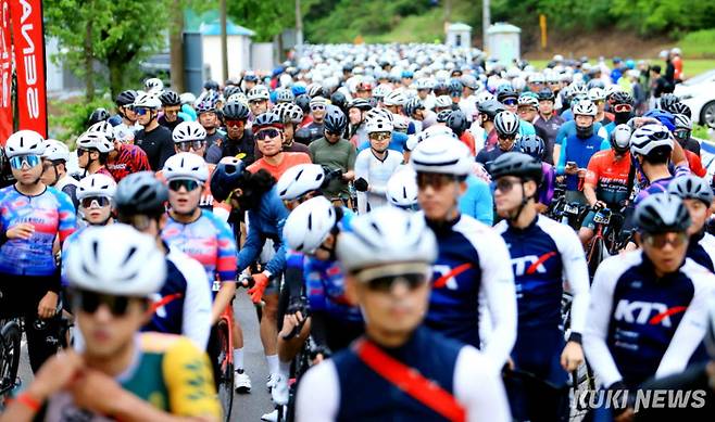 17일 강원 인제군 일원에서 열린 2025 설악 그란폰도 대회에 참가한 마니아들이 힘찬 라이딩을 펼치고 있다.