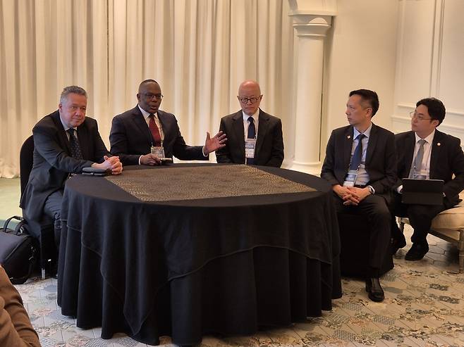 굿윌 사나(왼쪽 두 번째) WEA 의장이 16일 서울 여의도 국민일보빌딩에서 진행된 기자간담회에서 서울총회의 주요 이슈에 대해 설명하고 있다. 신석현 포토그래퍼