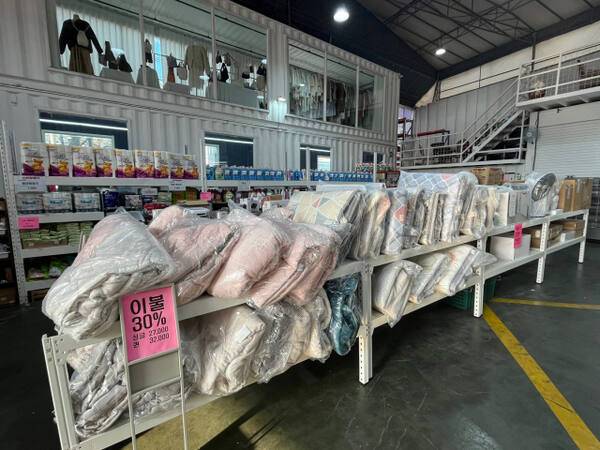 4일 인천 부평구 갈산동 272만물상에 30% 이상 할인하는 리퍼 이불 제품이 놓여있다. 김샛별기자