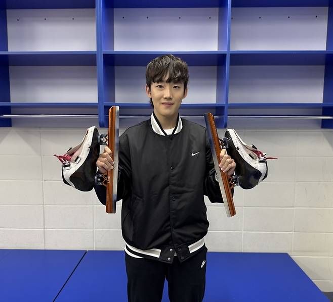 2026 밀라노·코르티나담페초 동계올림픽 한국 남자 쇼트트랙 국가대표로 출전하는 임종언이 보물과도 같은 스케이트화를 들고 포즈를 취하고 있다. 임정우 기자