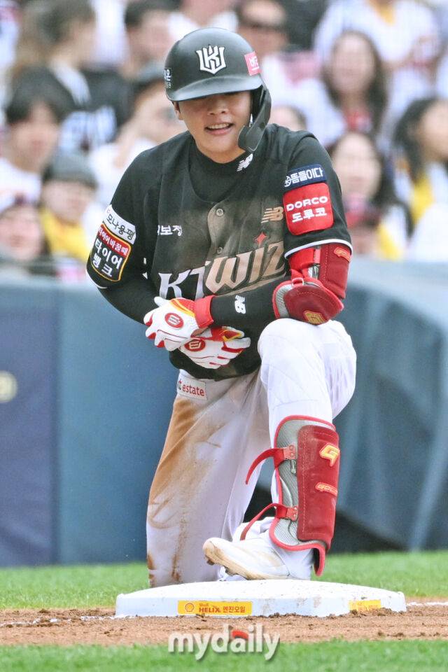 17일 서울 잠실야구장에서 열린 '2025 신한 SOL BANK KBO리그' KT 위즈와 LG 트윈스 더블헤더 1차전 경기. KT 박민석이 4회초 2사 1루에 1타점 3루타를 친 후 기뻐하고 있다./잠실 = 한혁승 기자