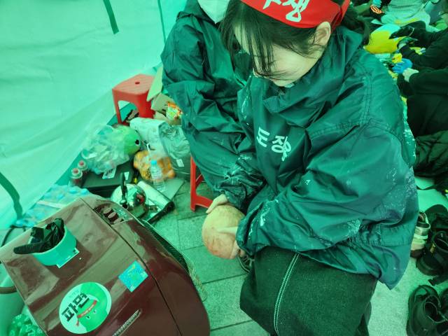 ▲ 거통고지회와 시민이 함께 한 무지개조선소에서 '연대투쟁호' 만드는 작업에 참여한 채연 씨. ⓒ송채연