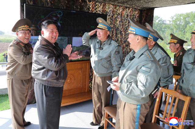 김정은 북한 국무위원장이 지난 15일 제1공군사단 관하 비행연대를 방문해 공군 반항공(방공)전투 및 공습 훈련을 지도했다고 조선중앙통신이 17일 보도했다. 연합뉴스