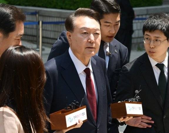 윤석열 전 대통령(가운데)이 5월 12일 서울중앙지법에서 열린 내란 및 직권남용 권리행사 방해 혐의 사건의 세 번째 공판에 공개 출석하고 있다. 뉴시스