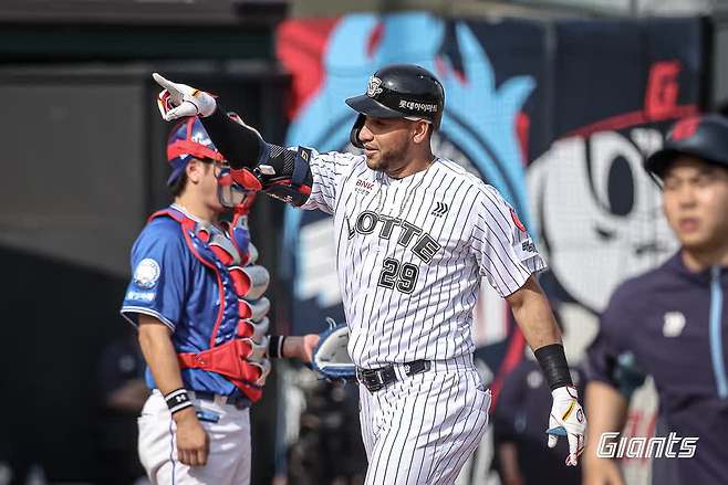 롯데 자이언츠 외국인 타자 빅터 레이예스가 17일 부산 사직야구장에서 열린 2025 신한 SOL Bank KBO리그 삼성 라이온즈와의 팀 간 4차전 및 더블헤더 1차전에서 2안타 1홈런 5타점을 기록, 팀의 7-5 역전승을 이끌었다. 사진 롯데 자이언츠