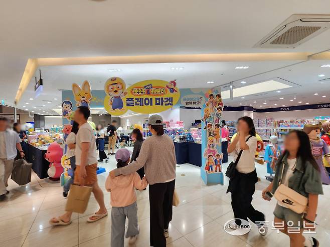 지난 16일 AK플라자 수원에서 열린 '뽀로로 플레이마켓' 팝업스토어 전경. 이보현 기자