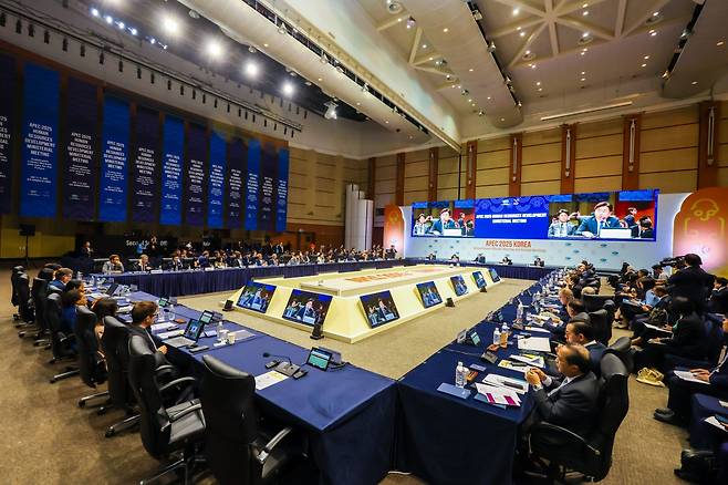 지난 3일부터 16일까지 제주국제컨벤션센터에서 열린 이번 회의에는 제2차 고위관리회의와 통상·교육·고용노동 장관회의 등 핵심 국제회의를 포함해 총 4000여 명이 참여했다.