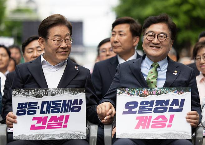 이재명 더불어민주당 대선 후보와 우원식 국회의장이 17일 광주광역시 동구 금남로에서 열린 5·18 광주민주화운동 45주기 전야제에 참석해 대화하고 있다. (사진=연합뉴스)