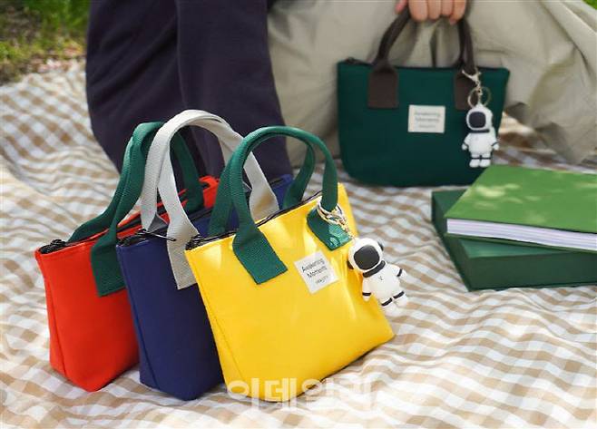 그래비티 ‘그린 투게더’ 패키지 구매시 제공하는 업사이클링 파우치와 키링 (사진=조선호텔앤리조트)