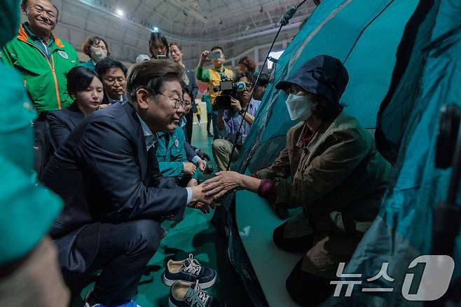 이재명 더불어민주당 대통령 후보가 17일 오후 광주 광산구 광주여자대학교 유니버시아드 체육관에 마련된 금호타이어 화재 대피소를 찾아 이재민을 위로하고 있다. (공동취재) 2025.5.17/뉴스1 ⓒ News1 이재명 기자
