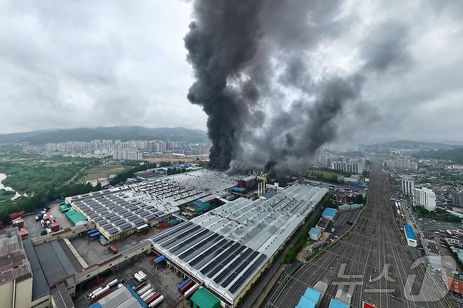 17일 오전 발생한 광주 광산구 소촌동 금호타이어 광주공장 화재 모습. 2025.5.18/뉴스1 ⓒ News1 김태성 기자