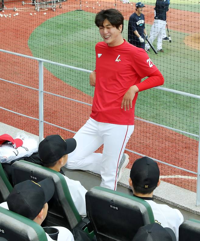 SSG 김광현이 지난해 처음 시작한 KK 드림업 프로젝트에서 인천지역 초등학생 선수와 대화하고 있다. 사진 | SSG 랜더스