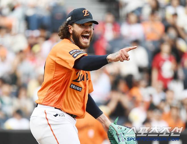 8회에도 마운드에 오른 폰세가 1루심을 향해 맥브룸의 체크 스윙을 손짓하며 환호하고 있다.