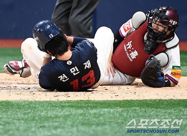 29일 서울 고척스카이돔에서 열린 롯데-키움전. 7회초 1사 1, 2루 전민재가 헤드샷에 맞아 쓰러지고 있다. 고척=정재근 기자 cjg@sportschosun.com/2025.4.29/