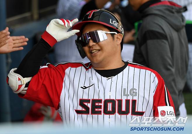 4일 잠실구장에서 열린 LG 트윈스와 SSG 랜더스의 경기. 8회말 2사 1,2루 LG 문보경이 스리런포를 날린 뒤 환호하고 있다. 잠실=박재만 기자 pjm@sportschosun.com/2025.05.04/