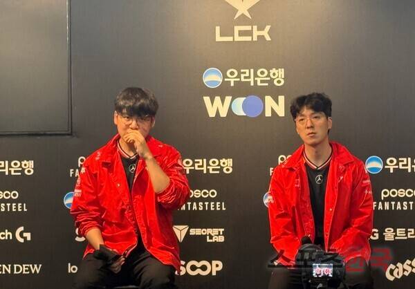경기 후 기자회견을 갖는 김정균 T1 감독(오른쪽). ⓒ스포츠한국 심규현 기자