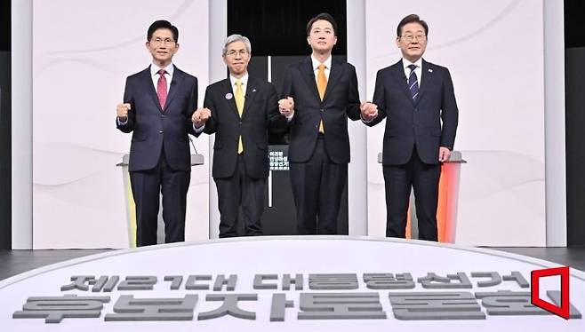 18일 서울 마포구 SBS프리즘타워에서 열린 중앙선거방송토론위원회 주관 제21대 대통령선거 후보자토론회에서 각 정당 대선 후보들이 선전을 다짐하고 있다. 왼쪽부터 국민의힘 김문수, 민주노동당 권영국, 개혁신당 이준석, 더불어민주당 이재명 대선후보. 2025.5.18 국회사진기자단