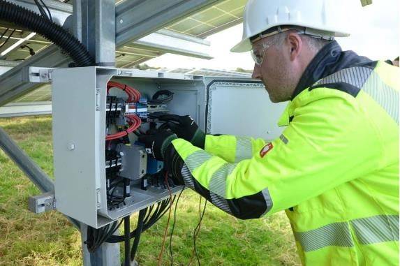 독일 신재생에너지 업체 바이와알이의 엔지니어가 태양광 인버터 내부를 점검하는 모습. 유럽에서는 중국산 인버터를 통한 사이버 공격 가능성에 대한 우려가 높아지고 있다. /바이와알이
