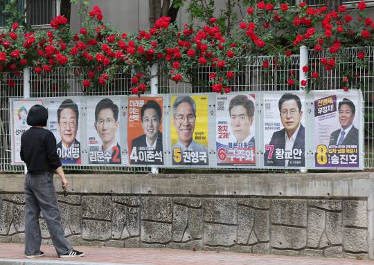 15일 대구 중구 남산동에서 한 유권자가 제21대 대통령 선거 벽보를 살펴보고 있다. 연합뉴스