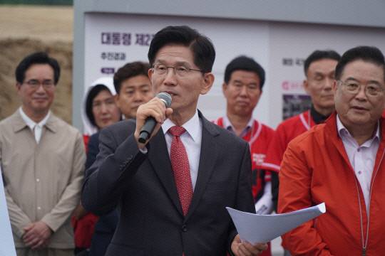 김문수 국민의힘 대선 후보가 16일 국회세종의사당 예정부지를 찾아 공약을 발표하고 있다. 대전일보DB