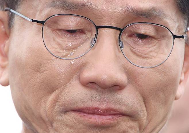 김문수 국민의힘 대선 후보가 17일 오전 광주광역시 북구 국립5·18민주묘지를 찾아 참배하며 눈물을 흘리고 있다. ⓒ데일리안 방규현 기자